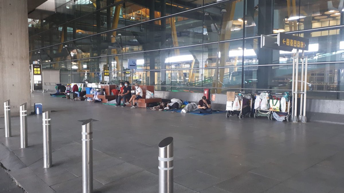 GoiAzua's tweet photo. Más de 120 días varados en España, 8 noches durmiendo en el aeropuerto de Barajas, ninguna respuesta. Una historia que se suma a la de miles de venezolanos varados en el mundo. Mientras muchos países se han activado en repatriar a sus nacionales, el régimen de Maduro los ignora. https://t.co/FaeelJlwyb