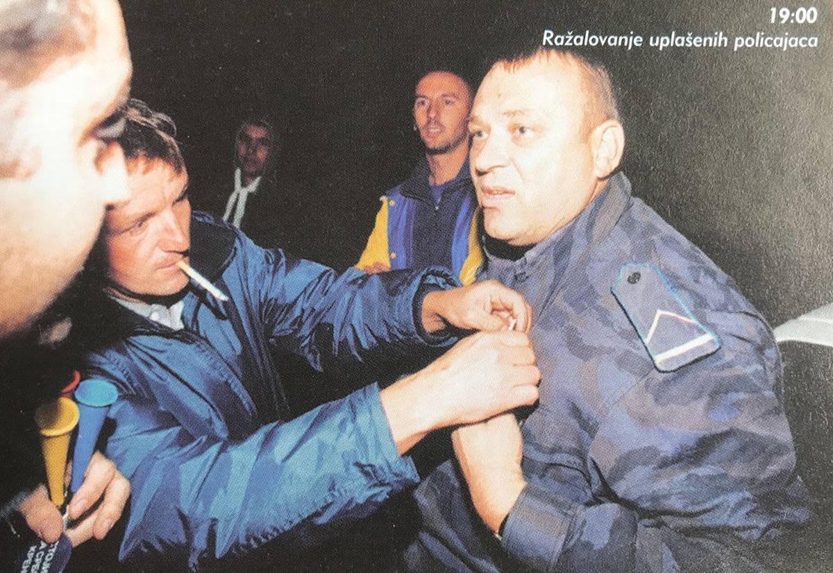 GoranBeg's tweet photo. Ne znam kako matori panduri nisu preneli znanje mlađim kolegama kako se prošli put završilo pendrečenje građana.

#5oktobar 
Photo by Miljan Čubranović
"Ražalovanje uplašenih policajaca" https://t.co/LVm731y7aR