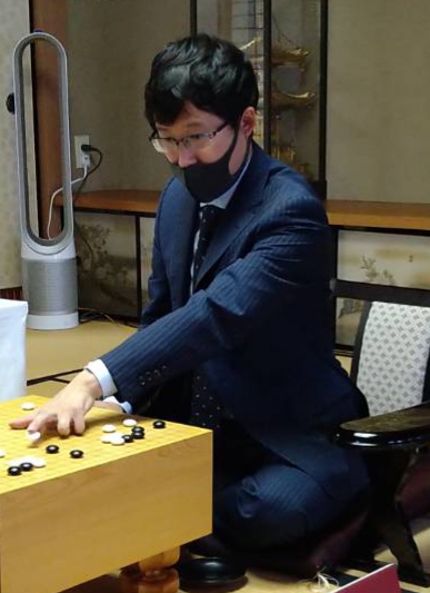 KK_joryu's tweet photo. 本因坊戦第５局は、
井山本因坊が勝って
４勝１敗で防衛に成功、
９連覇を達成しました。
「最も強い芝野さん相手に、
いい結果を出せうれしい」
と話しました。 #本因坊戦 https://t.co/jLdNAw3Mad