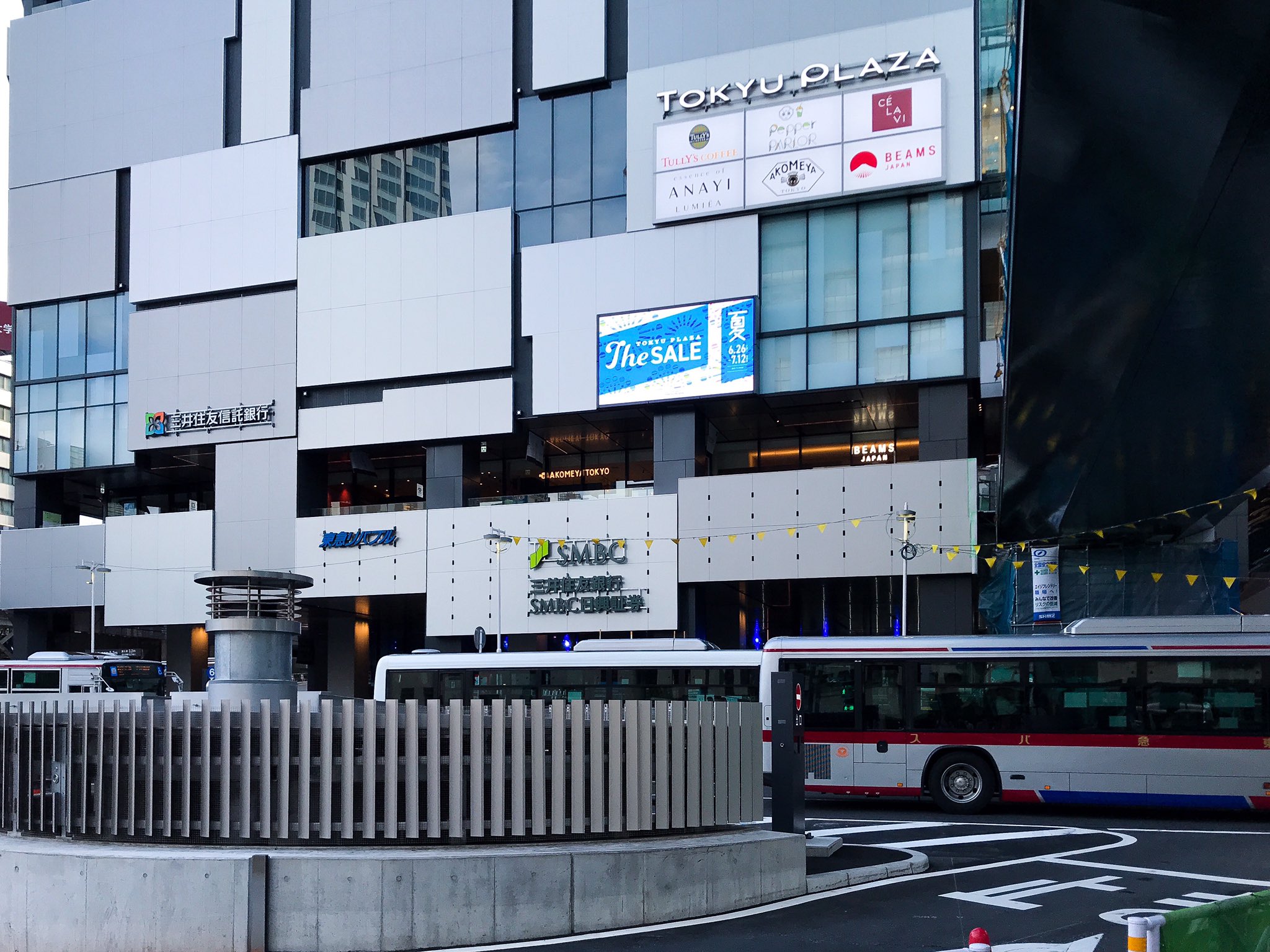 Shibuya Archives Pa Twitter 7 6より三井住友銀行渋谷駅前支店移転 東急プラザ渋谷建て替えに伴い移転していた渋谷 駅前支店が 7月6日より渋谷フクラス1 2階に戻ってきました 合わせて建物外観にも Smbc の文字が Shibuya Archives Pa Twitter 7 6より三井住友銀行渋谷駅前支店移転 東急プラザ渋谷建て替えに伴い移転していた渋谷 駅前支店が 7月6日より渋谷フクラス1 2階に戻ってきました 合わせて建物外観にも Smbc の文字が