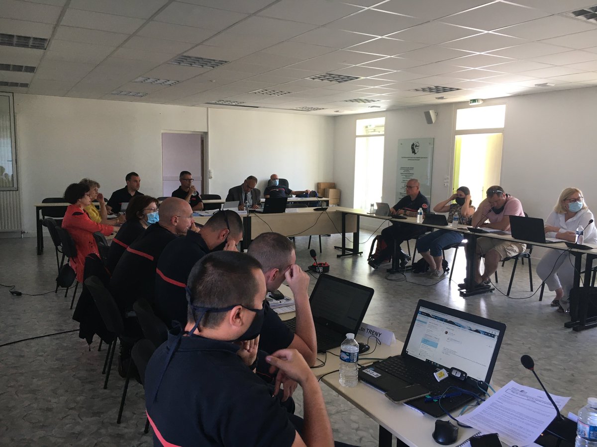 SDIS_89's tweet image. Ponctuant 1 semaine dédiée aux #Instances, le #CASDIS a délibéré hier sur divers dossiers, en évoquant le REX de la crise sanitaire &amp;amp; ses impacts sur le #SDIS. MM. les @Prefet89 &amp;amp; #PCASDIS ainsi que les membres du CA ont souligné l'investissement des @PompiersFR du @Departement89