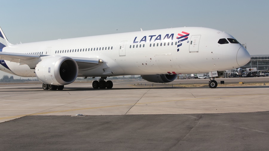 DFinanciero's tweet photo. Latam Airlines consigue financiamiento por US$ 1.300 millones de fondo norteamericano y asegura su continuidad https://t.co/vCSNTvVvea https://t.co/O2v3MArVHZ
