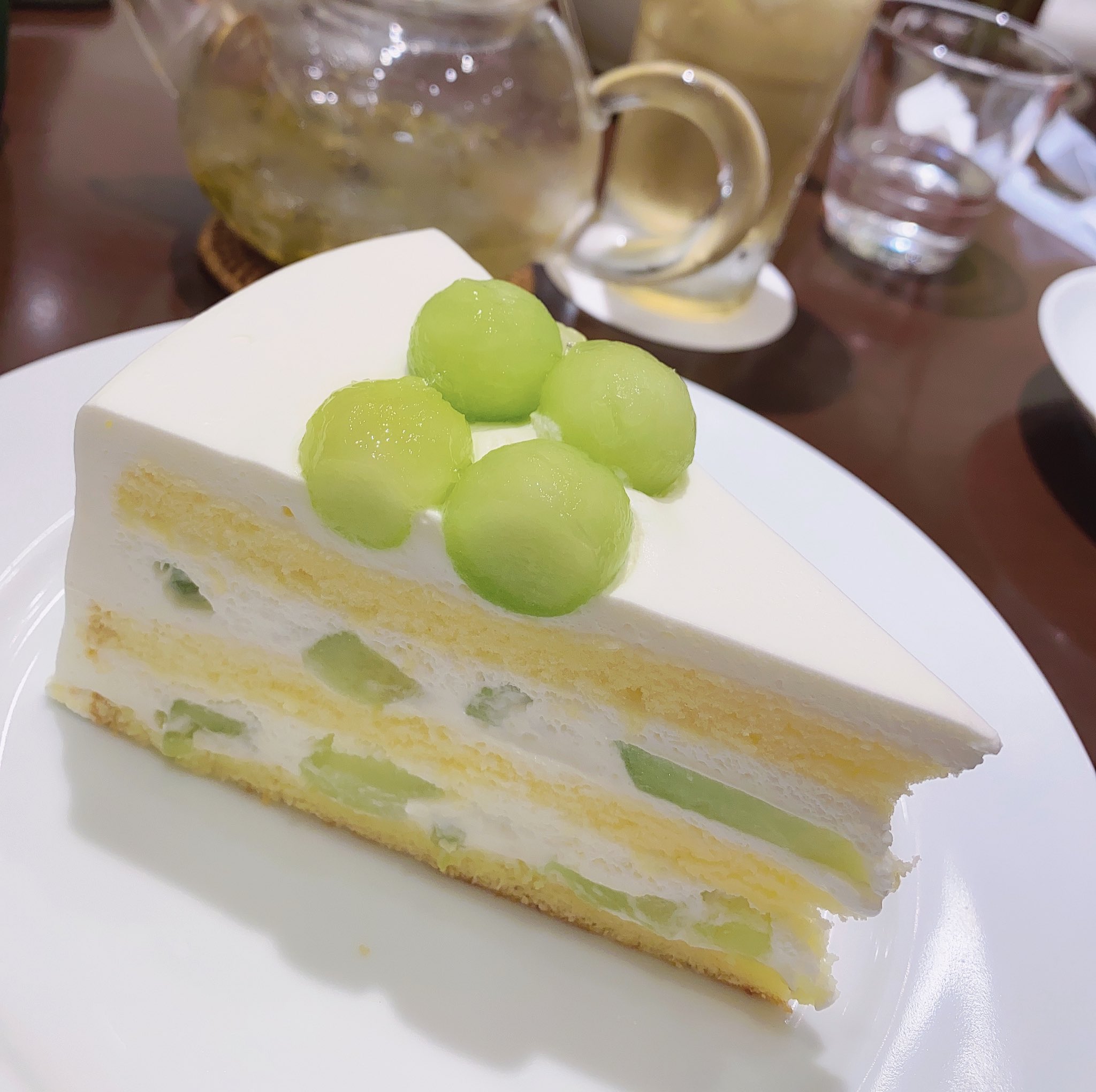 新希咲乃 にきさきの Pa Twitter Harbsのマスクメロンケーキ ものすごく美味しいから メロン好きは絶対食べて欲しい 今日も メロン3つ届いた T Co Y2qsonu1vs Twitter