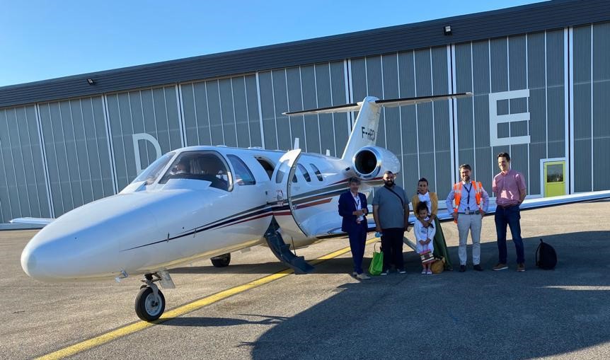 Grâce à <a href="/ONG_ASF/">Aviation Sans Frontières</a>, <a href="/JetSolidaire/">Jet Solidaire</a> et le Coin des Gônes, en partenariat avec <a href="/VINCIAirportsFR/">VINCI Airports (fr)</a>, <a href="/JETCORP/">JetCorp Australia</a> et <a href="/Eventys/">ws evenalone</a>, Aniça et sa fille ont vécu un vol solidaire inoubliable au départ de Lyon-Bron Aéroport.  #VINCIAirports #volsolidaire #ONG_ASF