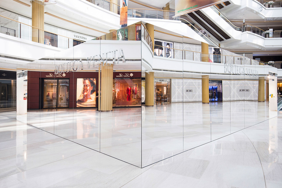 bookacorner's tweet photo. ✍️ Jueves de inspiración 
🤩Estamos encantados con el diseño disruptivo de la Pop-up store "invisible" de #bottegaveneta.
🔎La idea es reflejar el entorno, dejarnos ver lo que hay en nuestro alrededor, en lugar de pelear por ser la marca que grita más alto.
#diseño #inspiracion https://t.co/ts95EdTr6U