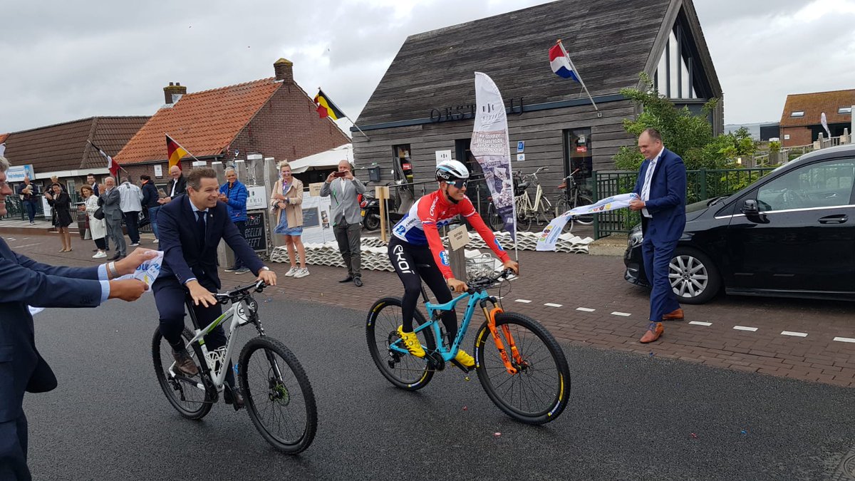 De mosselboulevard is officieel geopend door <a href="/MilanVader1/">Milan Vader</a> en <a href="/JoAnnesdeBat/">Jo-Annes de Bat</a>. Iedere woendag tot eind september zijn er allerlei activiteiten in #Yerseke!