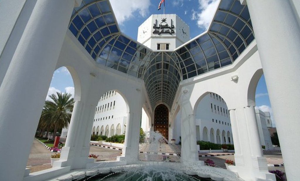 M_Municipality's tweet photo. #Muscat_Municipality closes some businesses for failing to abide by the necessary health requirements, violating the decisions of the Supreme Committee dealing with #COVID-19, and it reiterates its role to ensure compliance with the requirements &amp; measures for the greater good. https://t.co/hf4wv9DZef