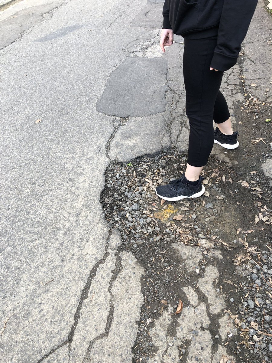 _dazzz's tweet photo. @IWCouncil reported a street light that hasn’t been working for a year and still no one has come to sort it out. There’s also a very dangerous pothole in the same lane way. Please sort it out. Wooley lane behind 370 Illawarra rd, Marrickville. https://t.co/sYzDTDMld3
