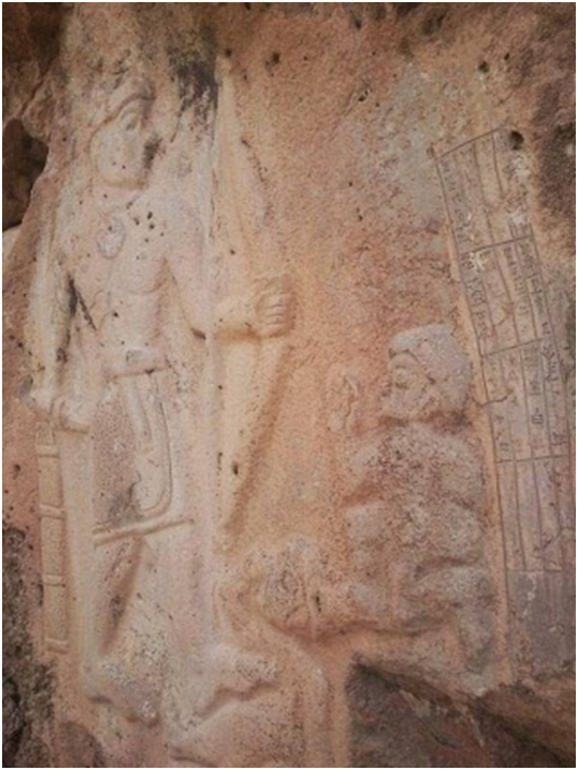 ஆனால் ஹனுமான் தான் போவதாய்க் கூறி, அவர் வால்மீகி குடில் வந்த போது அக்குழந்தைகளைக் கண்டார்.அவை ஸ்ரீராமரின் புத்ரர்கள் என அடையாளம் கண்டுகொண்டார். போரிட வந்தவர், அவர்களை வணங்கி திரும்பிச் சென்றார்.Ancient sculpture of Rama towards Lava – Kusha : Iraq.