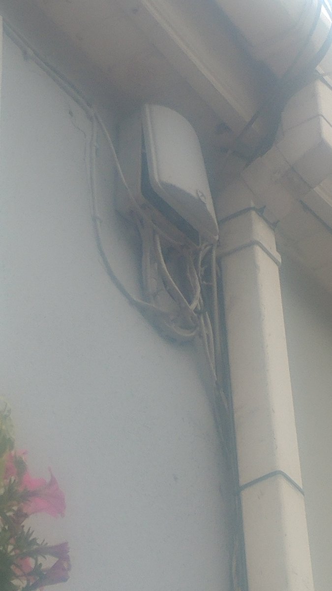 dave_humphreys's tweet photo. @eircare Hi Oisin, the issue is not broadband router or technical perspective, It is infrastructure, the exchange outside my property has been physically open for the last 6 weeks +. I would like it closed. Is this a broadband support issue? https://t.co/NnU4qrpQTc