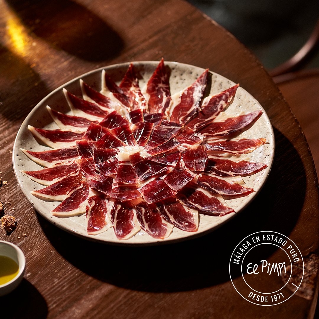 ElPimpiMalaga's tweet photo. El jamón de castaña es uno de los productos exclusivos que solo puedes degustar en nuestra bodega. 
Quienes lo prueban ya no quieren otro. ¿Y tú, lo has probado?
📸 Jamón Ibérico de Castaña de Alto Genal

#TorresChacon #Farajan #Jamon  #PimpiCerdos #GastroPimpi https://t.co/4NPpenZUML
