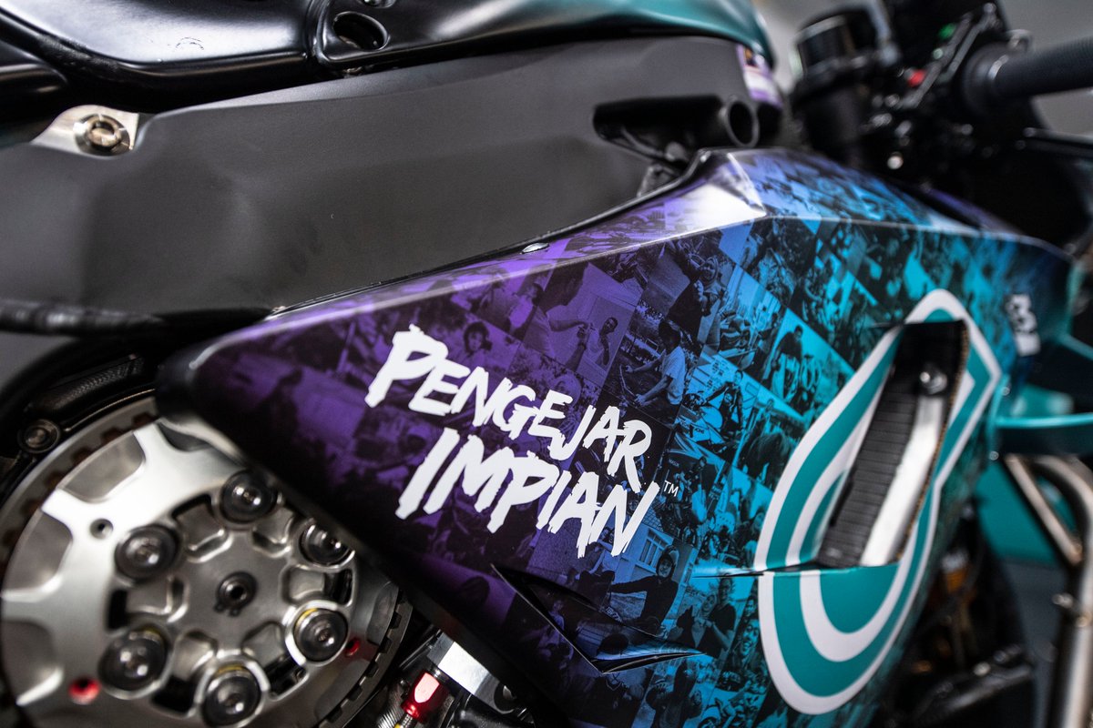 PET_Motorsports's tweet photo. #TBT to last yearβs #MalaysianGP where we showcased a special livery! Today we remember how unforgettable that weekend was on home soil! Thank you very much to all #PengejarImpian who participated!
#TeamPETRONAS | @sepangracing | @PETRONAS | @Petronasbrands https://t.co/qEyxl0Is8B