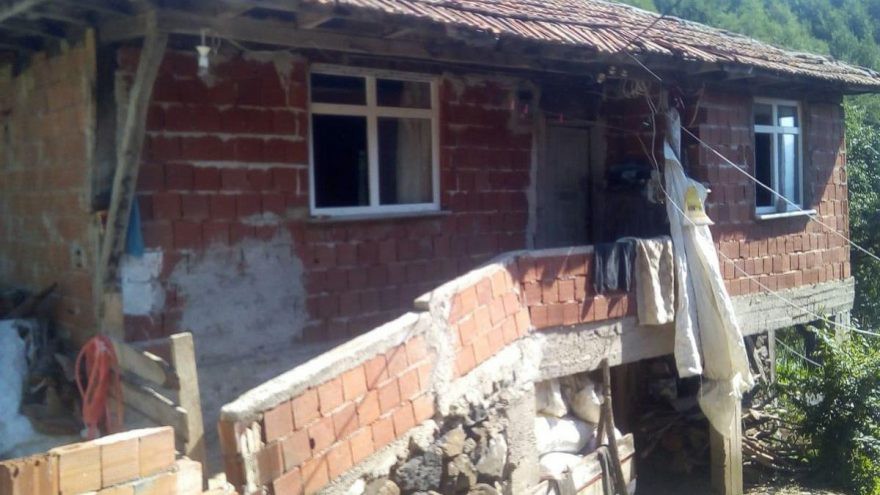 kacsaatolduson's tweet photo. Ordulu Şehit Salih Altunbaş'ın ailesinin, kiremitleri kırık, çatısı akan, sıvası olmayan evinin Vali'nin verdiği söze rağmen 1 yıldır tamir edilmediği anlaşılalı birkaç saat oldu https://t.co/RJylqPCXxy