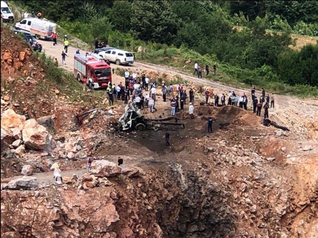 Fabrikan var, iş güvenliği önlemi almazsın.İşçiyi karın tokluğuna çalıştırırsın.Patlama sonrası gerekli tedbirleri almazsın.Ölen işçi ailelerinin acısını paylaşmaz zengin arkadaşlarınla yemek yersin.Hurdanı taşıttırırken askerimi şehit edersin. Kimsin lan sen

#sakaryadapatlama