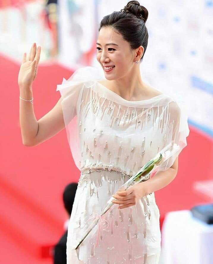 ItsMacRuss's tweet photo. Ever since nanuod ako ng #TWOMC, araw-araw na akong baliw kai Kim Hee-ae. So elegant! Dammit! https://t.co/svXt7jqTXG
