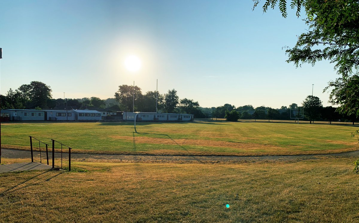 The track helps me stay on track 
🏃🏻‍♀️☀️
I almost fell off track! 
❓Who’s running and what are your tips for this heat!? 🔥 
#run #heat #move #motivation #morningrun #kitchener #eastwood #wellness