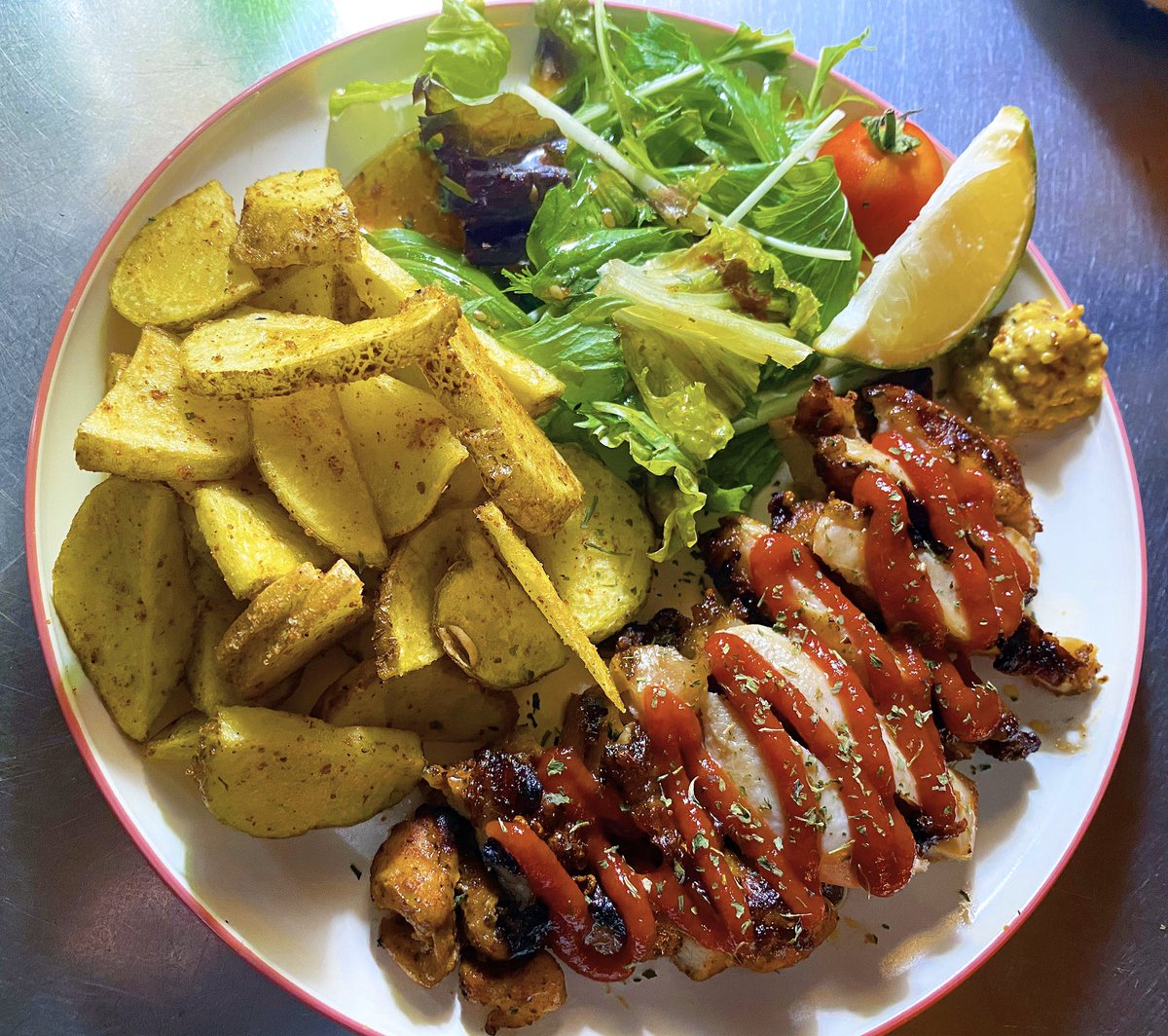 今夜もオープンしました！

雨も上がり、涼しい風が
気持ちいいですねー！

レゲエに揺られながら
ジャークチキンと一杯
いかがでしょうか？

今夜もお待ちしています！