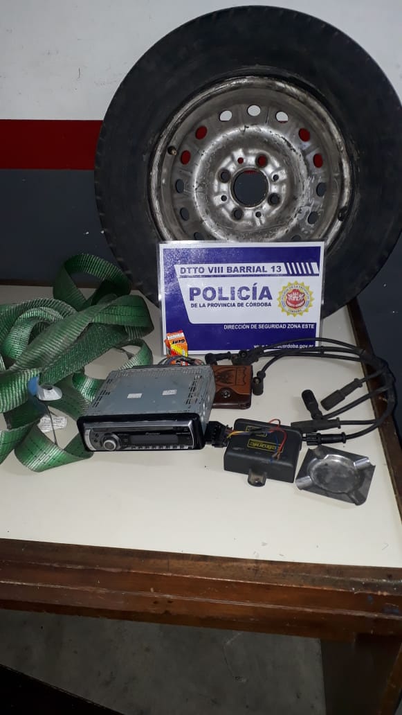PoliciaCbaOf's tweet photo. #CAPVIII #Control con un hombre de 31 años #Detenido en Bº Talleres. Se procedió al secuestro de un estéreo, una linga, una billetera y una rueda de auxilio, que habría sustraído de un vehículo estacionado en la vía pública. Se constató daño en la cerradura del rodado. https://t.co/wwdbF5iP33