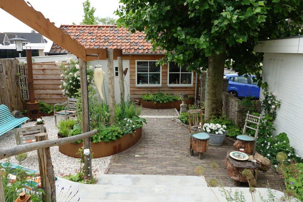 Ruim een half jaar na de aanleg ziet deze creatieve tuin in Stolwijk er al heerlijk weelderig uit. Mede dankzij de fantastische styling door de opdrachtgever zelf #vakantiegevoel #tuin #biodiversiteit