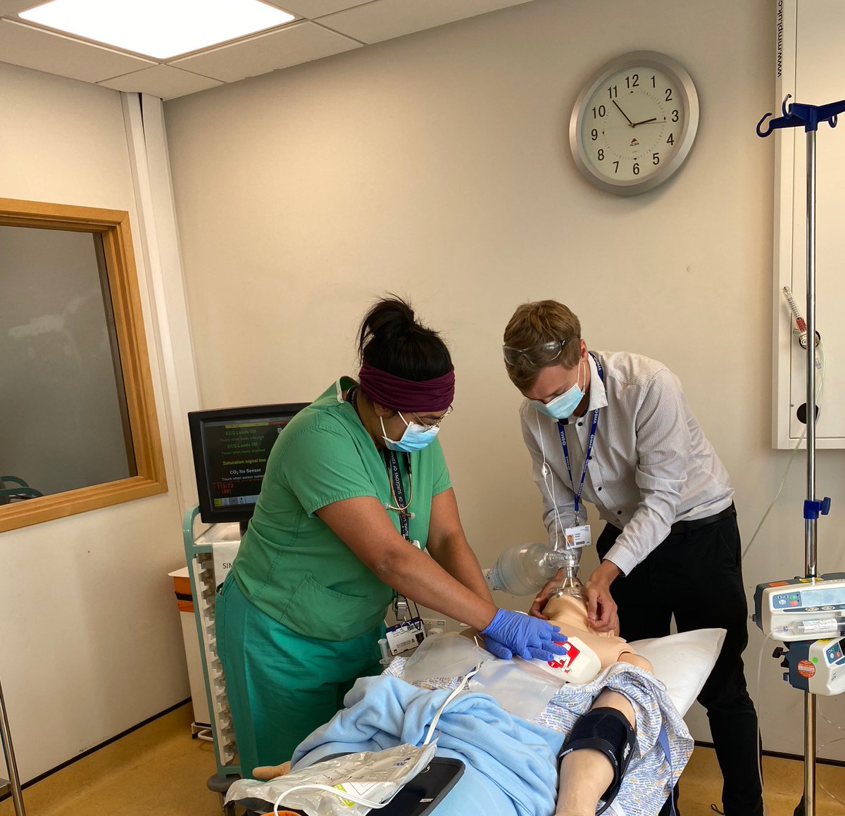 We have such an amazing group of #foundationdoctors working @UHP_NHS 
Joe Kempton, Connor Pinkney and Bhavna Bhalla all gave up their own time to pass on valuable knowledge, skills and top tips to our Interim F1’s in the simulation suite