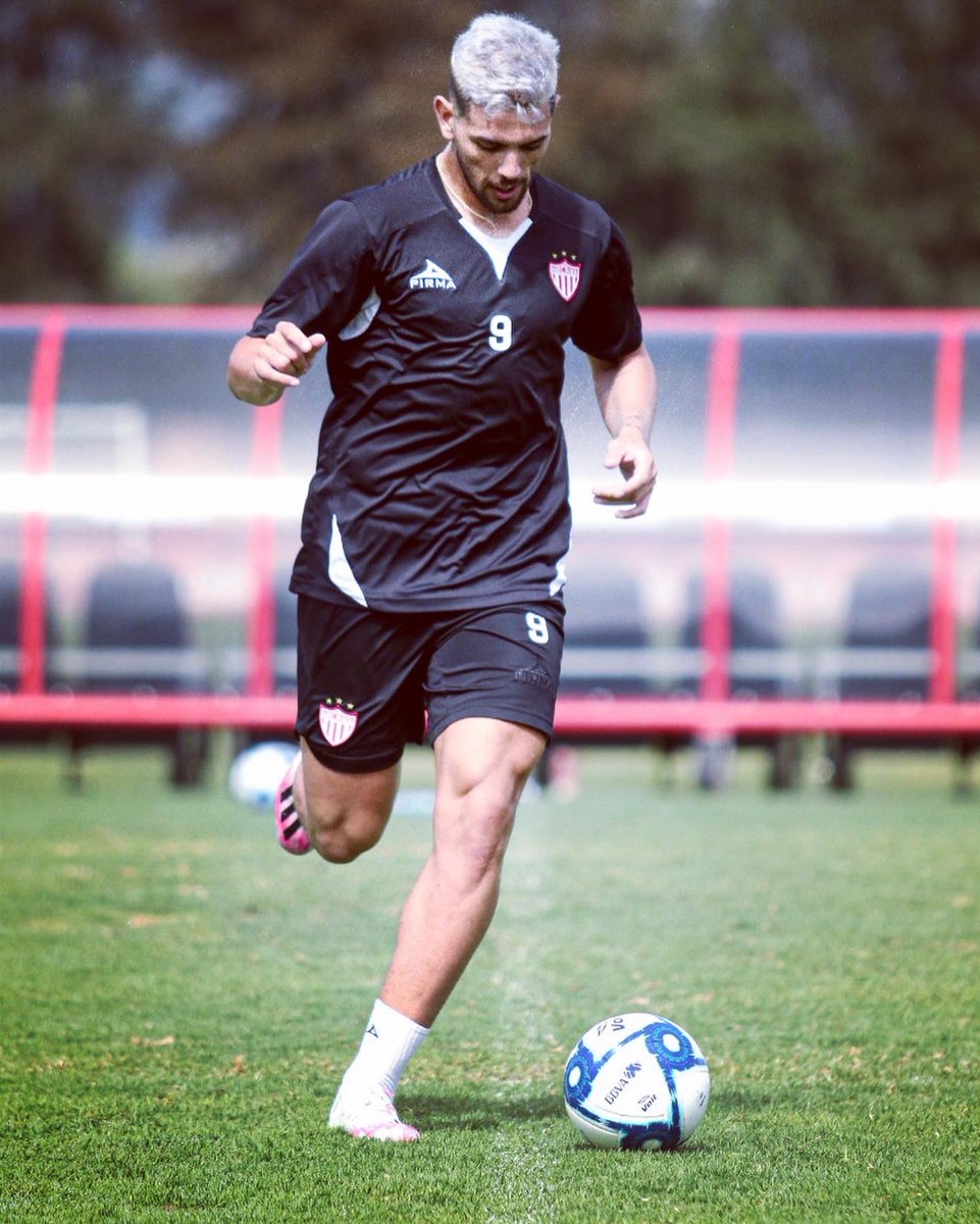 LGPasserini's tweet photo. Nuevos colores ❤️⚡️ Seguimos trabajando con la misma responsabilidad de siempre, para estar de la mejor manera.. Preparados para representar y defender este escudo 🤜🏾🤛🏾 @ClubNecaxa ⚡️❤️ https://t.co/0QlxxihAfF