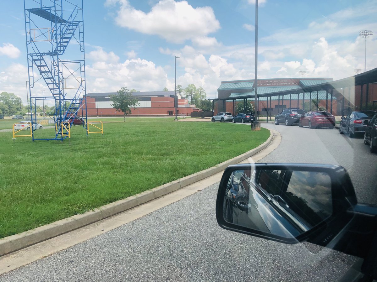 GingerWatkins76's tweet photo. How am I sitting at a High School waiting on my child to finish cheer practice? Time slow down! https://t.co/tnzM9Dw4mz