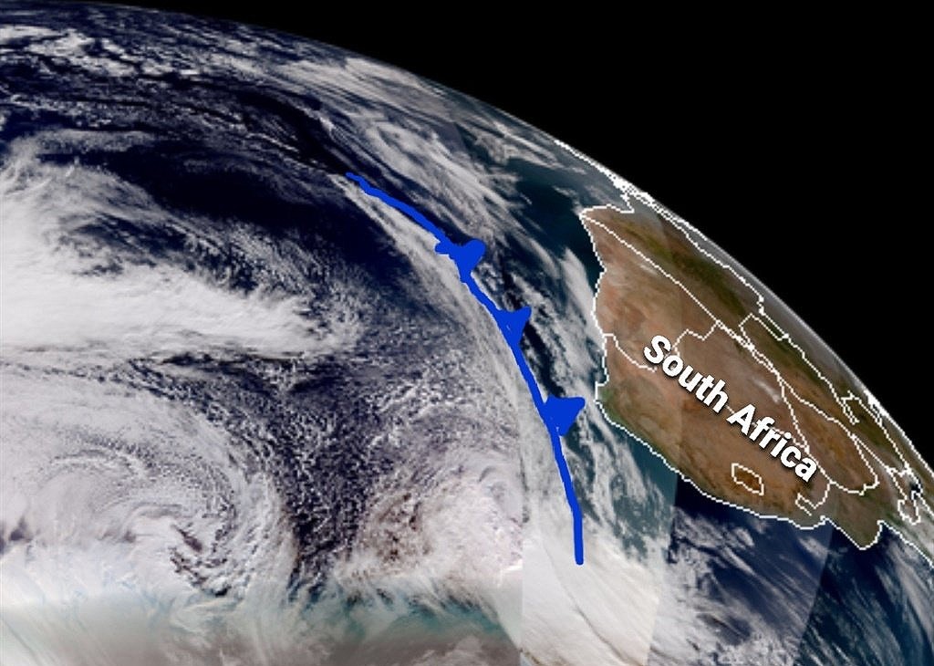News24's tweet photo. Beware: SA's monster cold front may knock over trucks, kill livestock | @BISouthAfrica 

https://t.co/kSC7r5kwjR https://t.co/QpNT1qBIvn