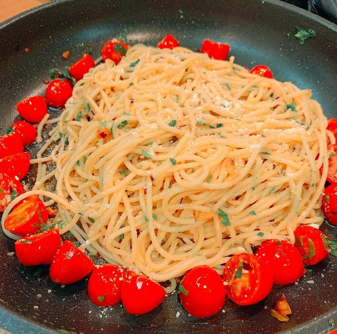 3rachahotsauce's tweet photo. I forgot to share it but I made Felix's garlic tomato pasta a few days ago and it was very delicious😌
#StrayKids #ChefFelix #Felix_sunshine #StaySelcaDay ? https://t.co/GFIyblDsAj