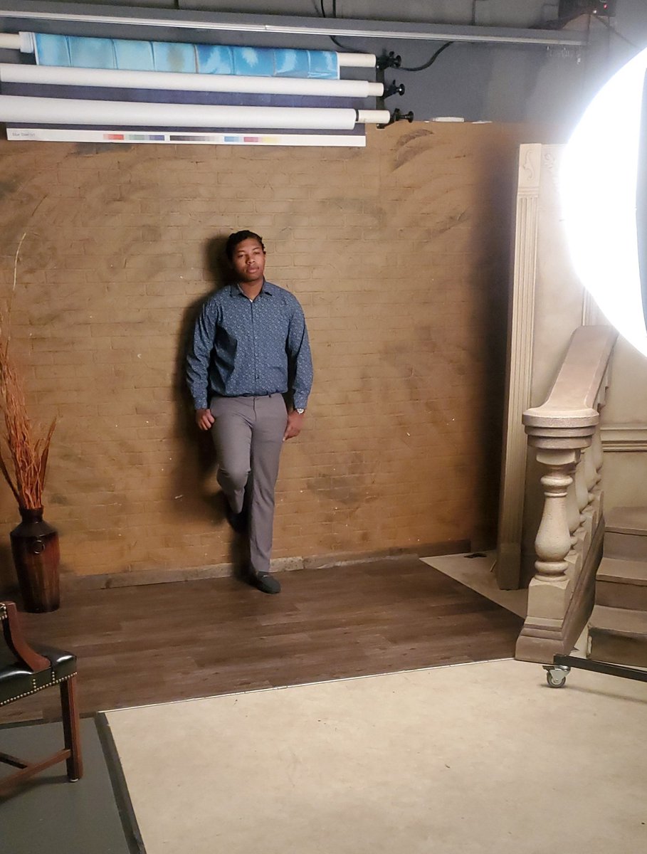 GloriabutwithaC's tweet image. Even though a 6'4" young man stands before me, I still see this little boy taking his senior pictures...#hitpauseplease #howandwhen #Classof2021