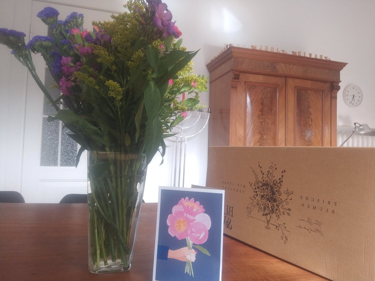 AnjaLuethy's tweet photo. Das ist mir in 20 Jahren noch nie passiert: Ein Unternehmen bedankt sich mit Blumenstrauß + lieber Karte (per Paket geschickt) für die tolle Zusammenarbeit mit meinen Studenten der @TH_Brandenburg im Rahmen ihres Praktikums.
Ich sage DANKE 🙏 @jobUFOapp 
@ajlinajeti 
@WinzerLea https://t.co/KbXEUp33Gc