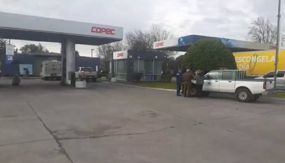 PrensaCurico's tweet photo. ESTÁ PASANDO: Cuantioso robo a camión de valores Brinks en Copec de #Romeral, sujetos movilizados en moto se llevaron cerca de 90 millones y les arrebataron armas a dos vigilantes. #Curicó. https://t.co/Blxc2vUgZX