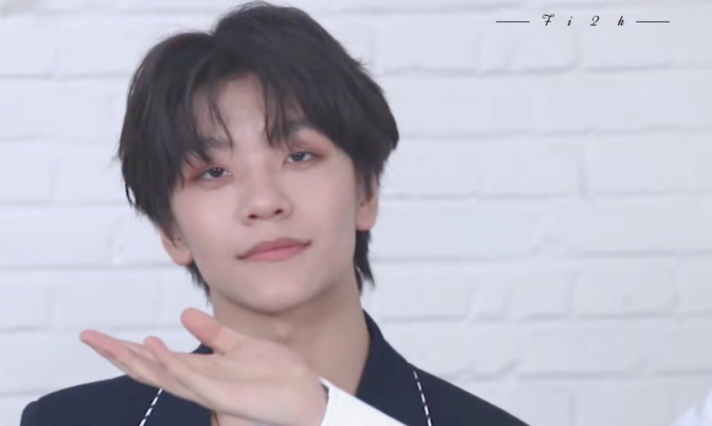 TorisawaGumi's tweet photo. 🔹นิยายสั้น หานหลง 🔹 #HanLong #Boystory
ตอน…… “ข้อความในวันจบการศึกษา”
:
สวัสดีครับทุกคน ผมเฮอ ซินหลงเอง
ตอนนี้เป็นเวลาที่ผมกับเพื่อนๆที่เรียนด้วยกันมากำลังเข้าสู่ช่วงเทอมสุดท้ายของชีวิตนักเรียนม.3 แล้ว
มีใครกำลังอยู่ในช่วงเวลานี้กันบ้างมั้ยครับ?
: https://t.co/ruRJ8sQVsl