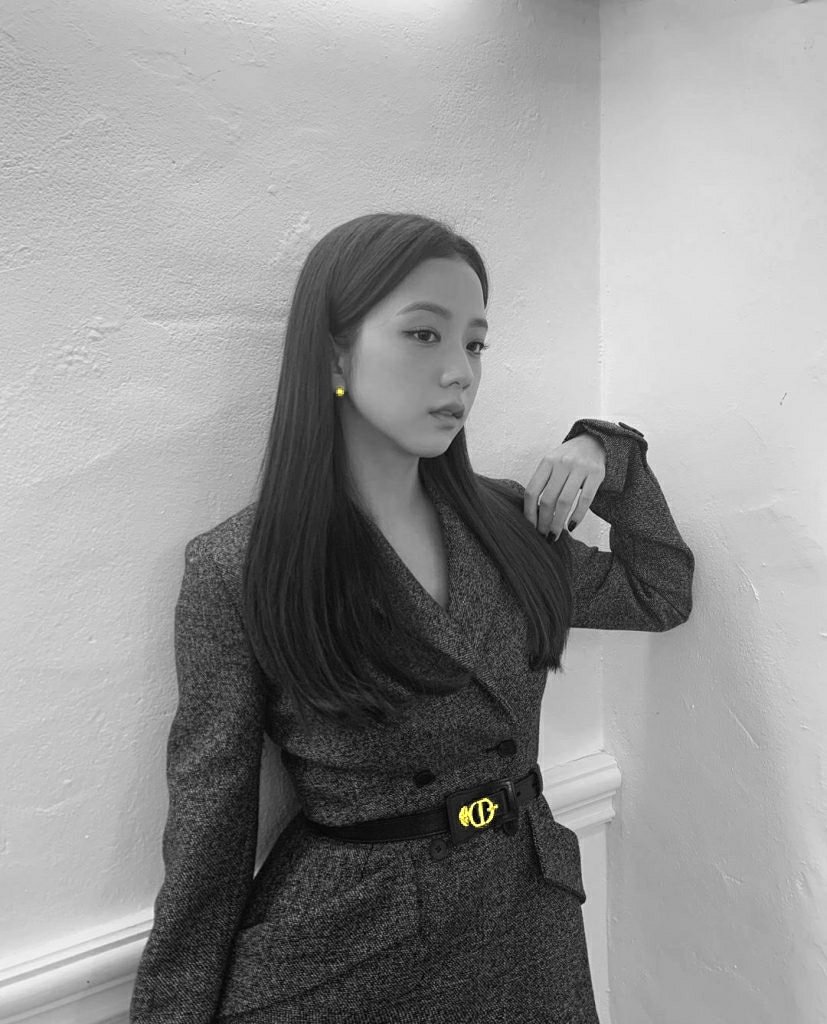  Jisoo starts the song slowly with her deep honey voiceWe find ourselves inside of a vintage jazz club; Jisoo is standing on the bar counter, looking lost and lonely