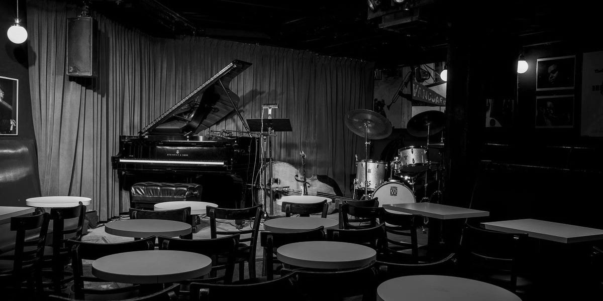 Then we meet Jennie's voice while she's playing the piano inside of the jazzclub but we don't see her face yet, her back is the only part showed to the viewer Her voice sounds longing and hypnotic