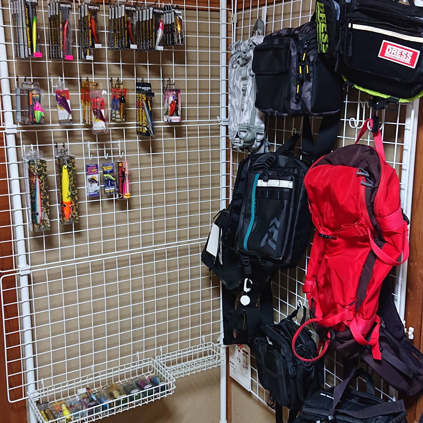 Twitter 上的 わいらチャンネル 釣り部屋改造中 これがやりたかった 釣具屋みたいな感じ D とりあえずウォーターランドルアーから並べてみました わいらチャンネル 釣り部屋 釣具収納 釣具屋 釣具整理 趣味部屋 秘密基地 理想の 部屋 釣具 村田基