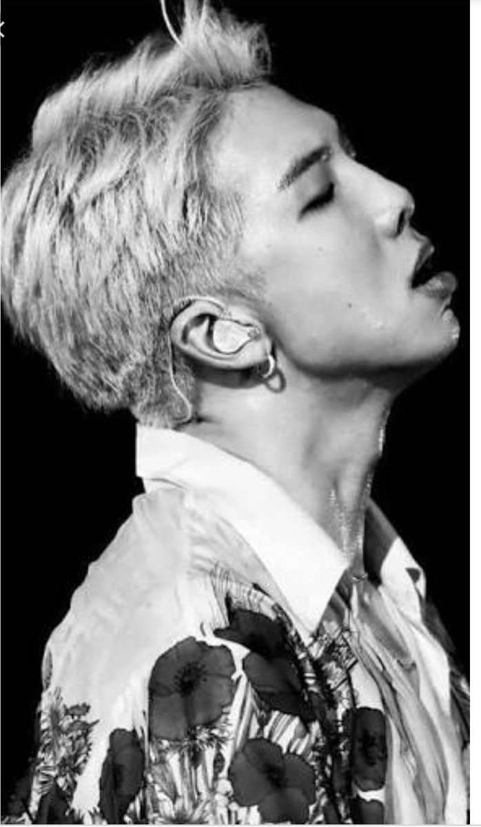 preksha1469's tweet photo. This Namjoon with This Hwasa 🔥 https://t.co/rxlXjINFRC