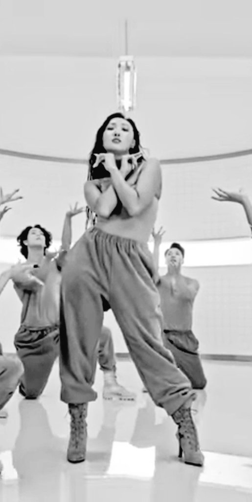 preksha1469's tweet photo. This Namjoon with This Hwasa 🔥 https://t.co/rxlXjINFRC