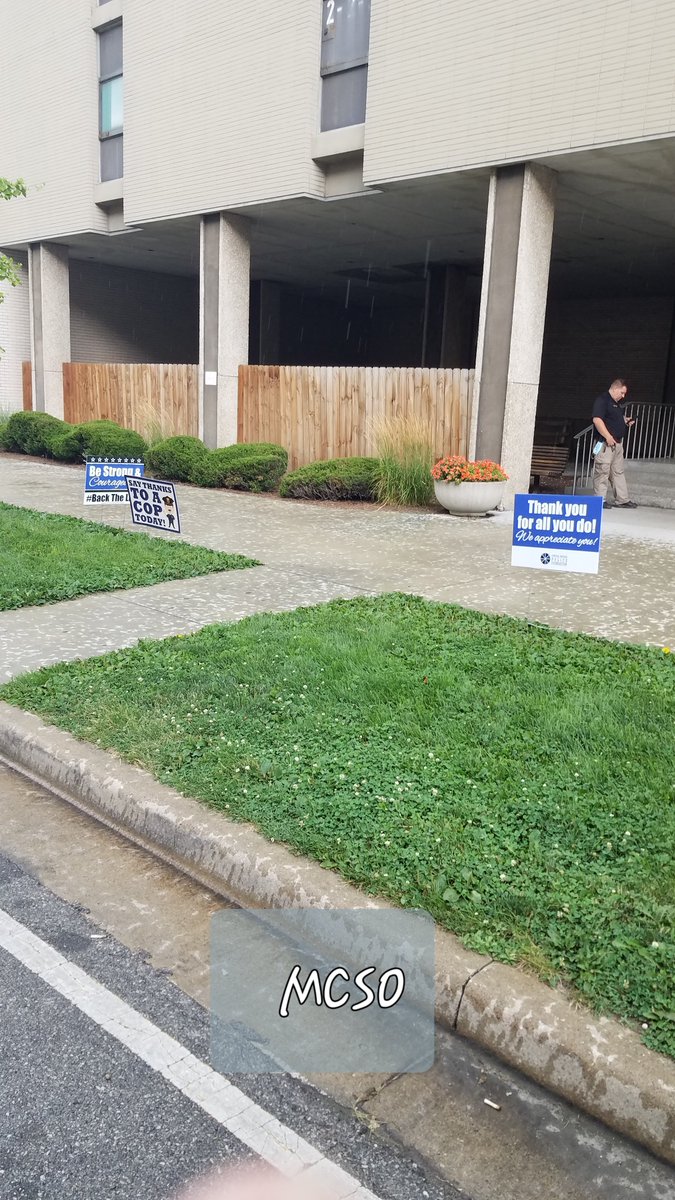 CentralINPolice's tweet image. Signs have begun springing up around the Indy area in appreciation and support of our officers for all their hard work. It is just one way we are continuing to support our officers. #BackTheLine #HeroesInBlue #ThinBlueIndy @IMPDnews