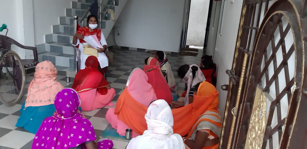 Pcss27's tweet photo. आज प्रगतिशील छत्तीसगढ़ सतनामी समाज 
जिला अध्यक्ष बिलासपुर महिला युवा प्रकोष्ठ 
#प्रीतिबाला_आडिल द्वारा वार्ड में सोशल डिस्टेन्स का पालन करते हुऐ बैठक करके महिलाओं को आत्मनिर्भर बनाने के लिए सरकारी योजनाओं के विषय में बताया गया। https://t.co/ukDItvYkyI