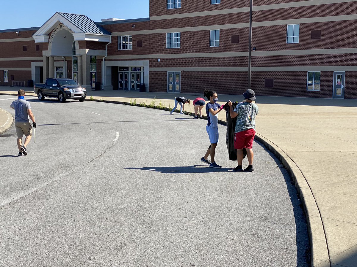 Lebanon Band Leadership students out cleaning campus this morning!  Lots of weeds and trashed picked up!  
#OneAwesomeLebanon