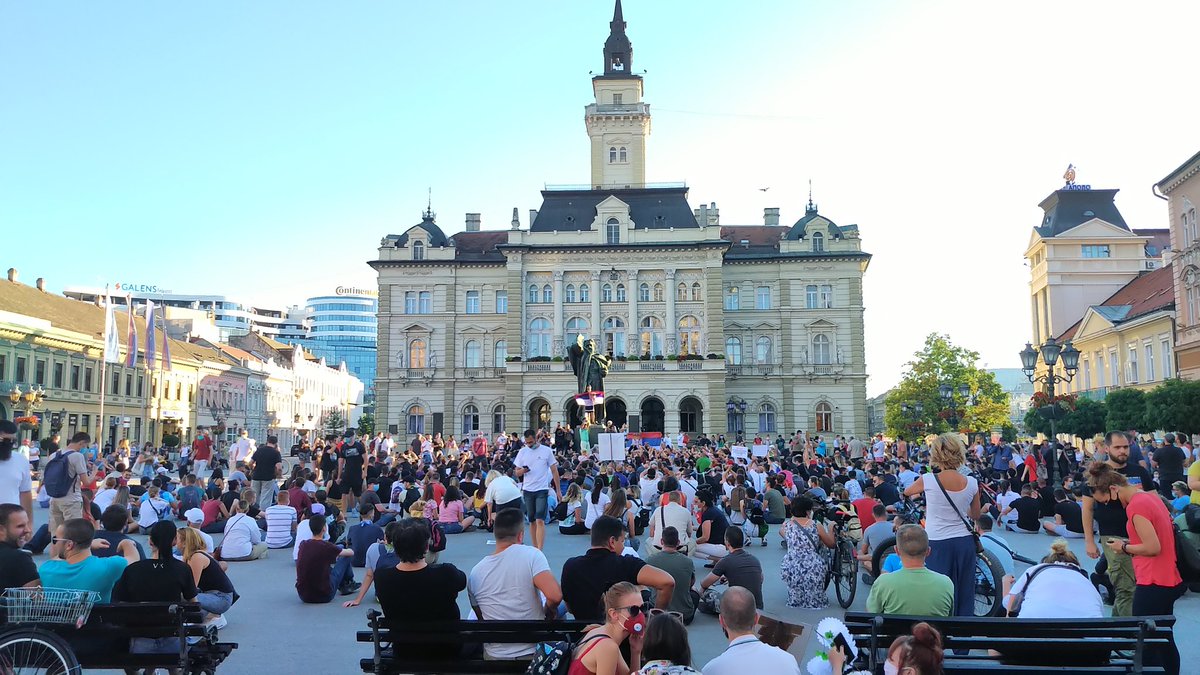 lyooba's tweet image. Novi Sad nije klekao, ali je seo!

#protest2020 #ĆALEOVOJEZATEBE #nomakeup