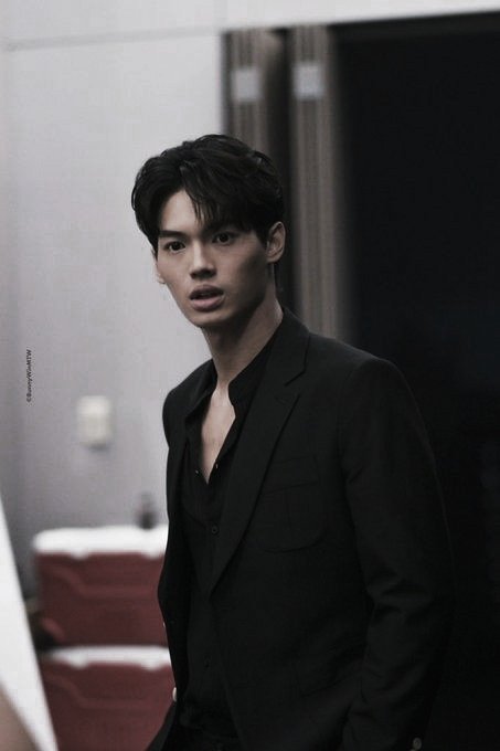 evergleams's tweet photo. 𝐭𝐚𝐤𝐞 𝐦𝐞 𝐭𝐨 𝐭𝐡𝐞 𝐡𝐞𝐥𝐥

“the light has fallen, the dark has risen. the prince and his butterfly shall awaken the heart of the kingdom.”

azure is in trouble, so its prophecy has to be fulfilled. unfortunately, it makes win's life turned upside downーliterally. https://t.co/6Osgx3je80