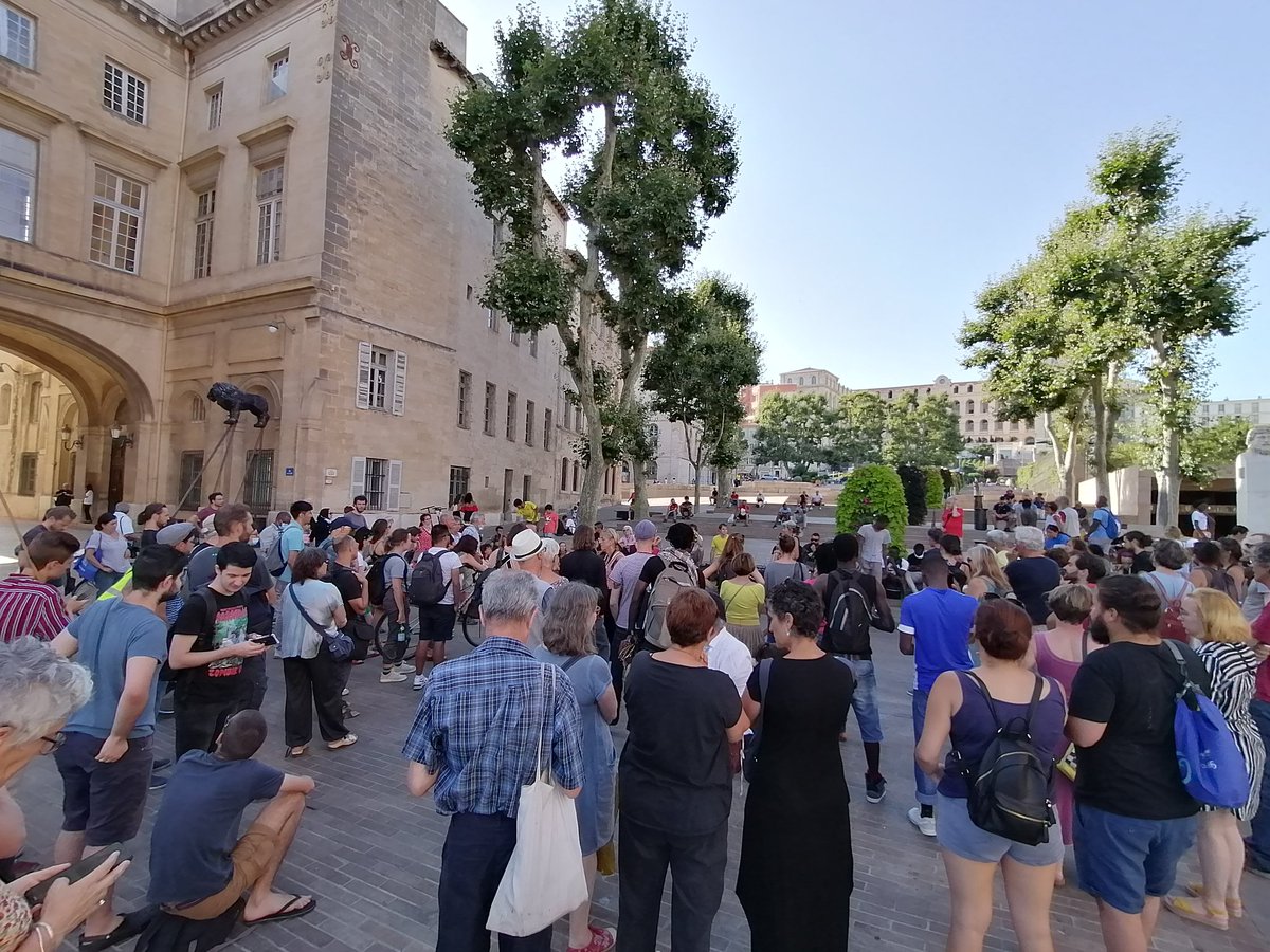 Collectif5Nov's tweet photo. #UnLogementPourToutesEtTous
#StJust
Premier rassemblement de l'après Gaudin. Soutien total aux délogés de st just. Ils sont actuellement reçus à la Mairie accompagnés des collectifs solidaires. (1/3) https://t.co/70qyQrGn3B