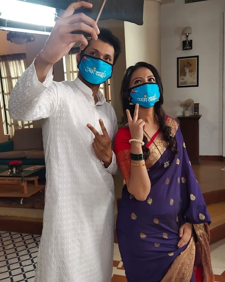 SerialsMarathi's tweet photo. सध्याचा सर्वात मोठा Task 
  तुम्हीसुद्धा वापरा Mask
#ZeeMarathi #AggabaiSasubai #OriginalMhanjeZeeMarathi #drgirishoak @SarafNivedita @tejupradhan0206 @AshutoshPatki4 @PROMOTERS28 https://t.co/YKg8fruZyw
