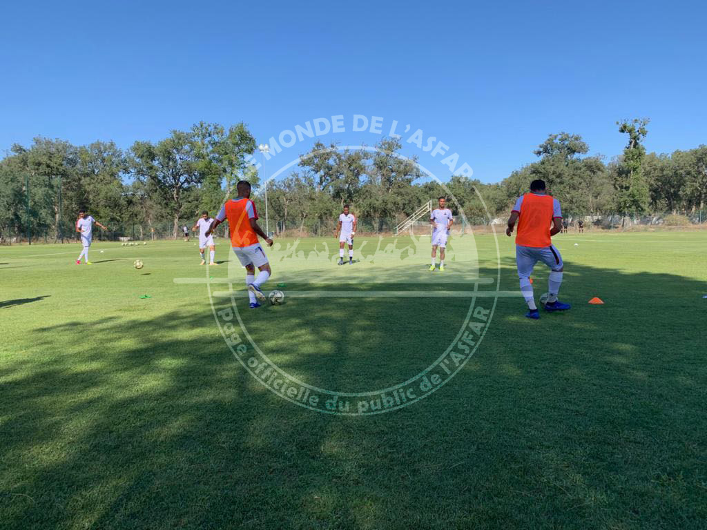 LeAsfar's tweet photo. ASFAR vs CSS :
إليكم احماءات اللاعبين قبل بداية المباراة، الفريق سيدخل بالأقمصة البيضاء
Image exclusive des échauffements des joueurs avant le match. L'équipe évoluera avec les maillots blancs.
#ASFAR #Za3im #Clubroyal #1958 https://t.co/v10qXVP7fl
