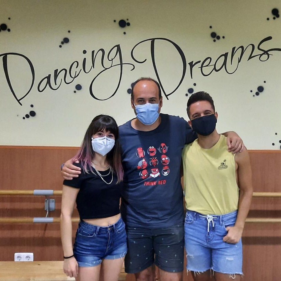 alcaerelsol's tweet photo. He escrito un nuevo guion divertidísimo y familiar. Se llama #Dibus y hoy he estado en el ensayo de este nuevo nuevo musical de @SENDASL que se estrena el 7 de agosto en #Marchamalo. Solo os puedo decir que @bluelau03 y @MarioBarbe_ están enormes, divertidísimos y geniales!! https://t.co/1JqdntKzOH
