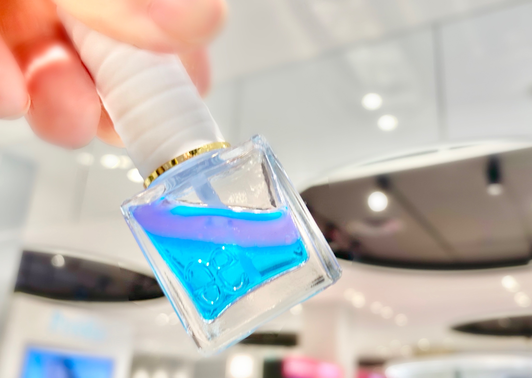 Cosme Tokyo公式 アットコスメトーキョー 東京 در توییتر めちゃくちゃ美しいネイルオイルを発見してしまいました まるで海のような色味が綺麗すぎて さらっとした塗り心地なのに 手を洗ってもちゃんと爪がうるおってるのにも驚き
