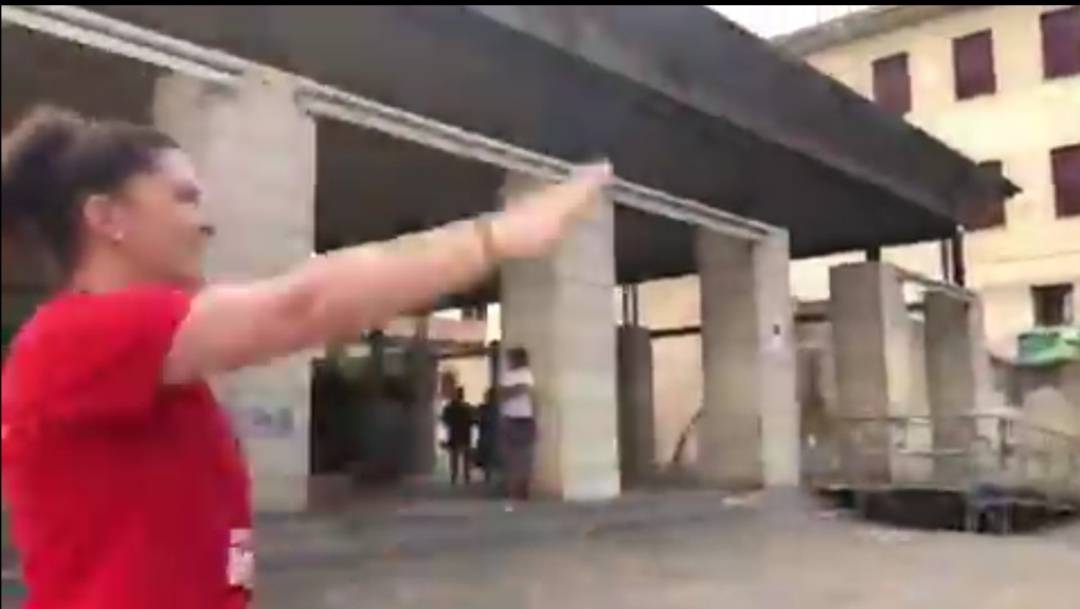 _okdario's tweet image. POLÍTICA | Grande @Macarena_Olona en #Oñate haciendo el saludo fascista a los lugareños, pero con educación y sin provocar. 
#EleccionesVascas2020