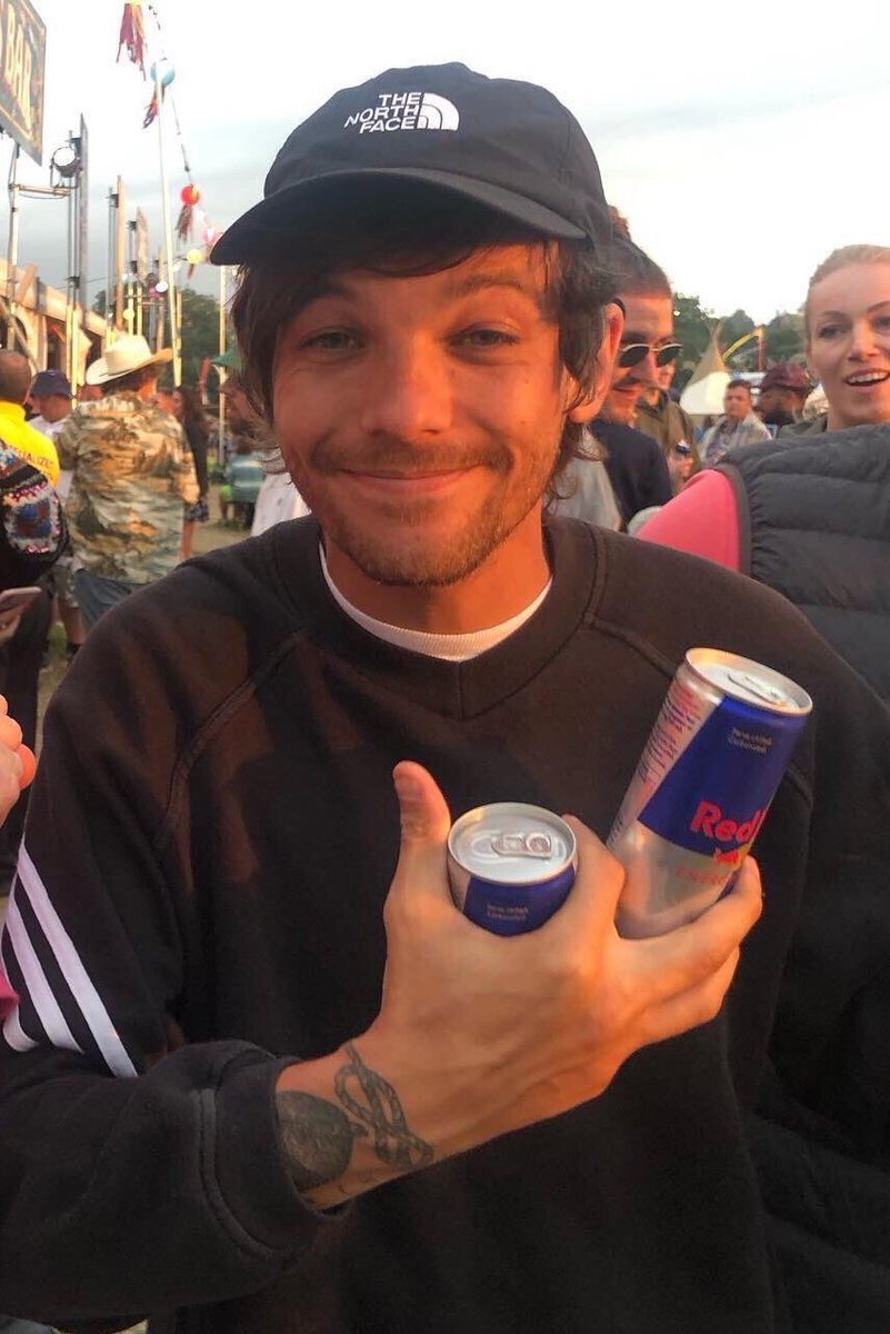 louis tomlinson wearing caps. that's the tweet., image size:801x1200