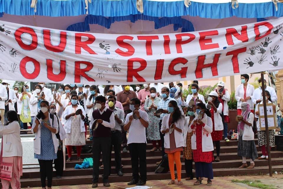 official_aimsa's tweet photo. #Day11
#jjmmcstipend #ourstipendourrights @drharshvardhan @MoHFW_INDIA @PMOIndia @IndiaToday https://t.co/qLLtIJEx16